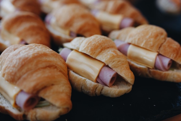 写真 美しく装飾されたケータリングスナックと前菜