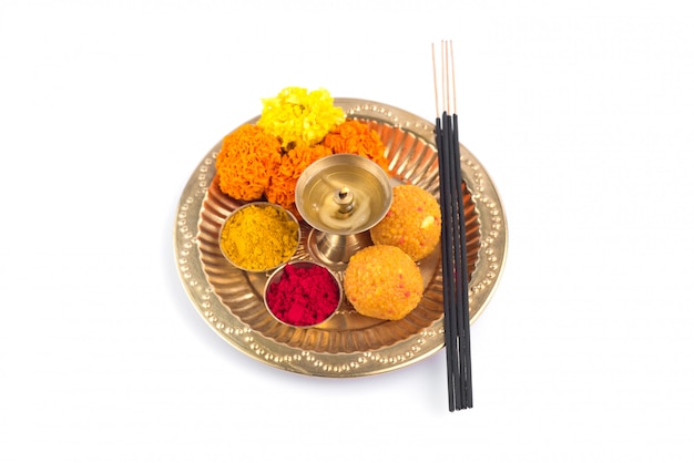 Pooja thali splendidamente decorato per la celebrazione del festival da adorare, haldi o polvere di curcuma e kumkum, fiori, bastoncini profumati in lamiera di ottone, indù puja thali