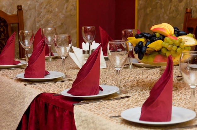 붉은 색으로 아름답게 장식 된 테이블