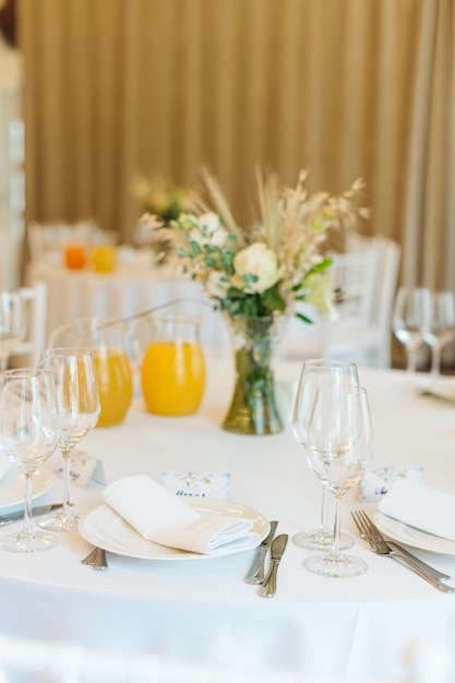 Фото Красиво сервированные столы с бокалами и техникой для свадьбы или другого мероприятия