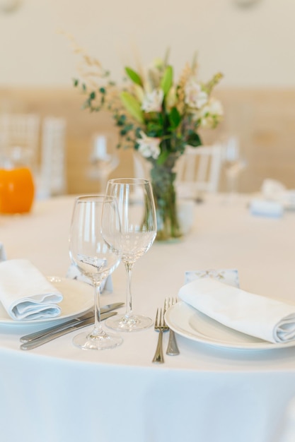 Foto tavoli splendidamente apparecchiati con bicchieri ed elettrodomestici per un matrimonio o un altro evento