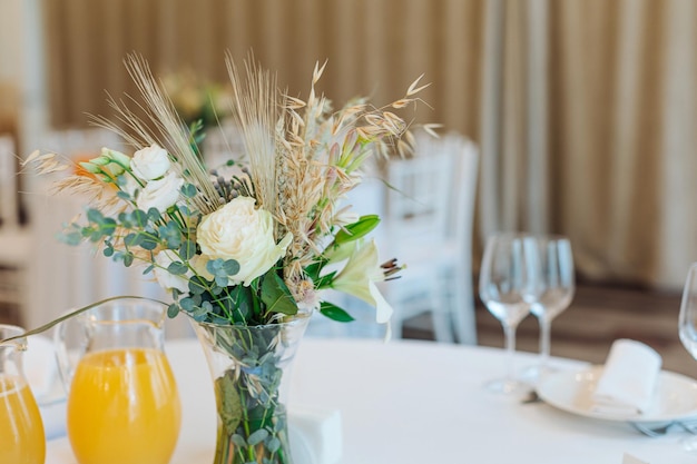 Tavoli splendidamente apparecchiati con bicchieri ed elettrodomestici per un matrimonio o un altro evento