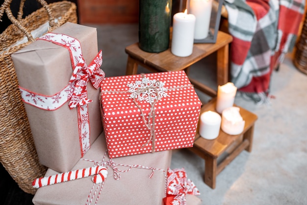 Photo beautifully wrapped gifts during the new year holidays at home