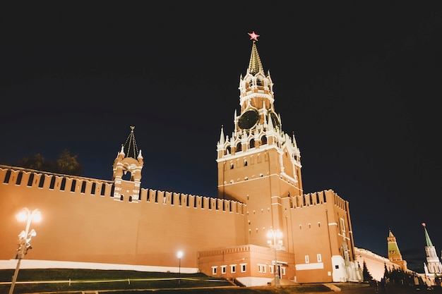 Beautuful nachtmening van het Kremlin van Moskou. Rusland. Verlichting van het belangrijkste architecturale symbool van Moskou, toren van het Kremlin van Moskou tegen de zwarte sterrenloze nachtelijke hemel. Russische politieke leven.