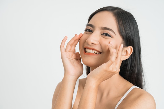 Bellezza del viso asiatico. immagine di cura della pelle donna asiatica attraente sul muro bianco