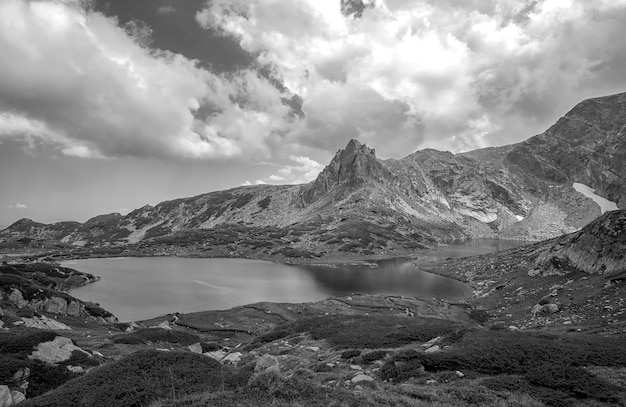 ブルガリアのリラ山の湖の白黒の美しさの風景