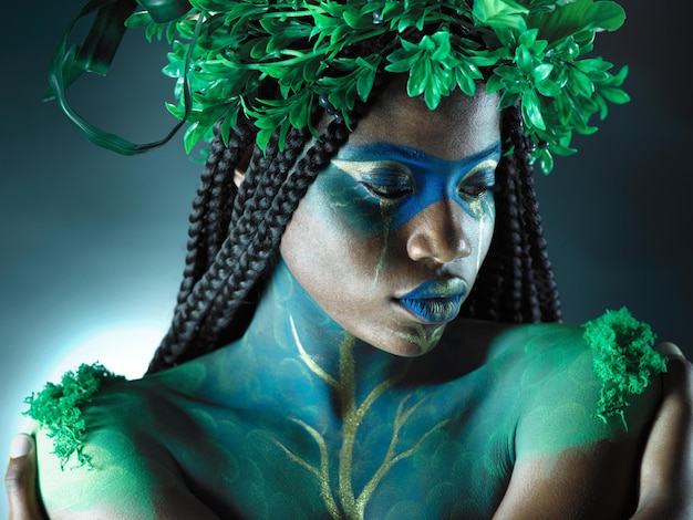 Красавица чернокожая женщина и растительная корона с макияжем лица на темном фоне с тропическим листом Фея-модель или Королева природы, экология и устойчивость для свободы искусства с естественным венком