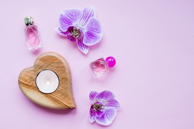 뷰티 블로그 개념. 액세서리, 꽃, 화장품 및 분홍색 배경에 촛불