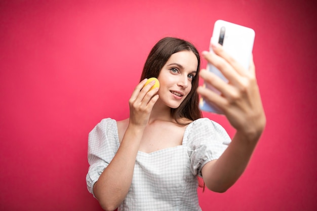 Beauty blogger maakt make-up tutorial op roze achtergrond