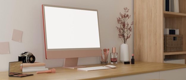 Beauty blogger of influencer thuiswerkruimte interieur in minimalistische stijl met roze pc-computer