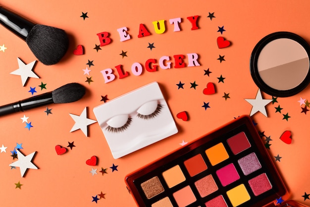 Beauty blogger-tekst op een oranje oppervlak