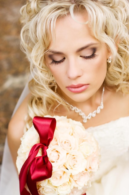 Sposa di bellezza in abito bianco e viso carino