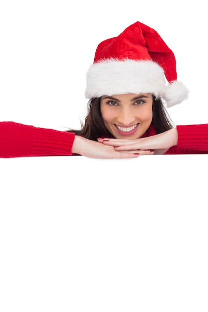 Foto brunette di bellezza in cappello della santa che sorride alla macchina fotografica