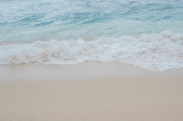 Красота пляжа Бютан Пакитан с синим морем и сильными волнами Прекрасный вид, чтобы насладиться отдыхом и свободным временем