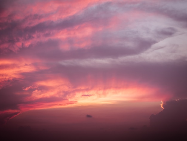 Foto bellezza e colore del cielo al tramonto.