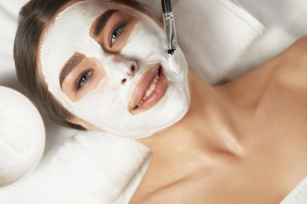 Beauty concept trattamento viso spa clay mask bella donna con maschera facciale in argilla i