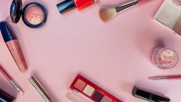 Beauty concept Make-up producten schaduwen markeerstift blush borstels poeder glitter mascara gloss