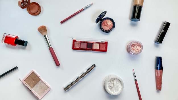 Prodotti per il trucco di concetto di bellezza su sfondo bianco tema vendite venerdì nero shopping cosmetici