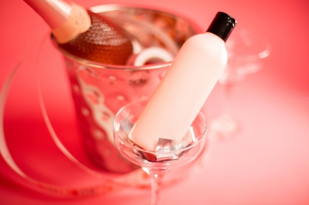 ピンクの背景にガラスのコンセプトでスキンケアヘルスケアと美容化粧品化粧ボトル製品