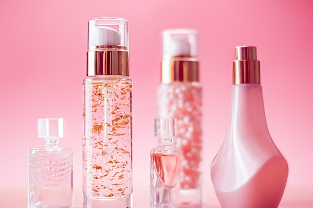 Prodotti di bellezza e cosmetici su sfondo rosa