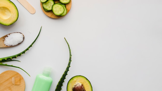 Foto crema di bellezza con elementi naturali