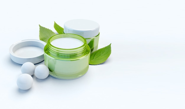 Composizione di creme di bellezza con perle ed erbe aromatiche