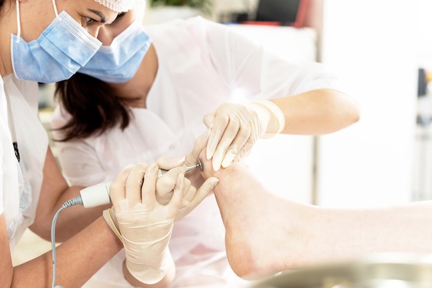 Beauty cursus opleiding leunend pedicure stap voor stap Opleiding voor pro nagelstyliste beauty expert Practitioner opleiding in pedicure schoonheidssalon Nagelstyliste Instructeur met haar leerling