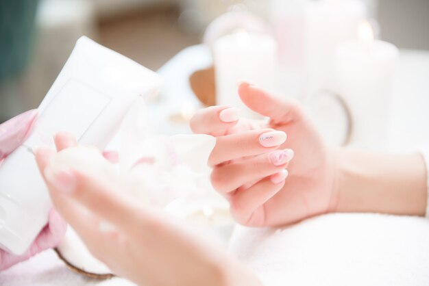 Photo beauty delicate hands with manicure holding flower lily.