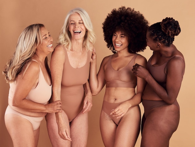 Foto gruppo di diversità di bellezza e donne positive per il corpo, ragazze o persone felici insieme nel sostegno della solidarietà e dell'amor proprio.