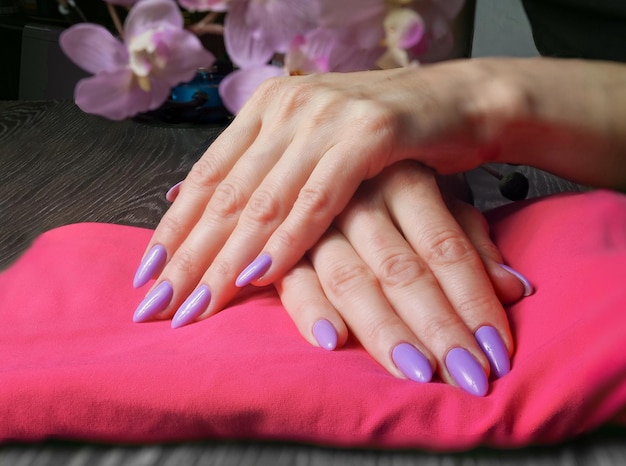 Bellezza mani femminili eleganti con manicure francese