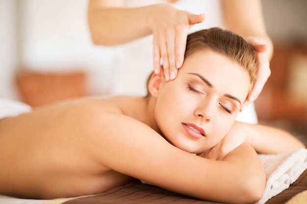 beauty en spa concept - mooie vrouw in spa salon krijgt massage