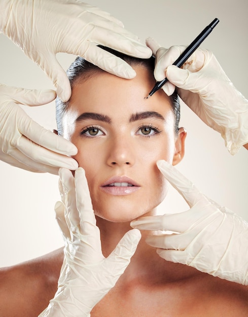 皮膚科の化粧品を使用した女性の肖像画のための美容顔のフィラーと形成外科 コラーゲン用のプロの手を持つ審美的なモデルまたは顔の皮膚のラインを変更するための医療処置ペン