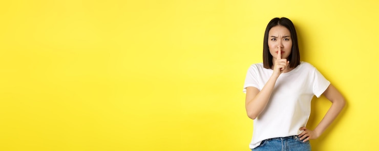 Photo 美しさとファッションの概念怒っていると偉そうなアジアの女の子は静かに叱る大声で人々 シャッ