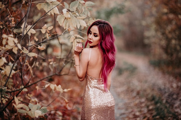 Photo beauty fashion model girl with colorful dyed hair girl with perfect makeup and hairstyle model with perfect healthy dyed hair pink hairstyles