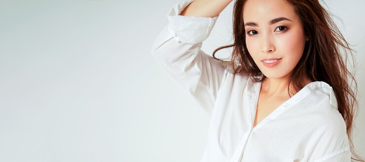 Photo 官能的なアジアの若い女性の笑みを浮かべての美容ファッションの肖像画