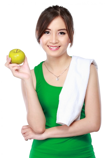 Женщина фитнеса красотки есть свежее зеленое яблоко