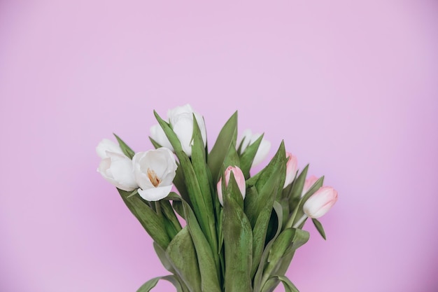 春のチューリップの花の花束を持って笑顔の美女。バレンタイン・デー。母の日。