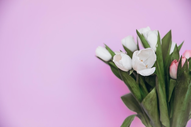 春のチューリップの花の花束を持って笑顔の美女。バレンタイン・デー。母の日。