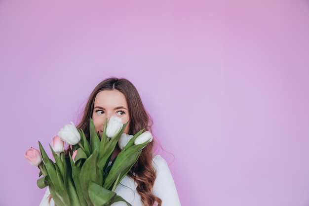 春のチューリップの花の花束を持って笑顔の美女。バレンタイン・デー。母の日。