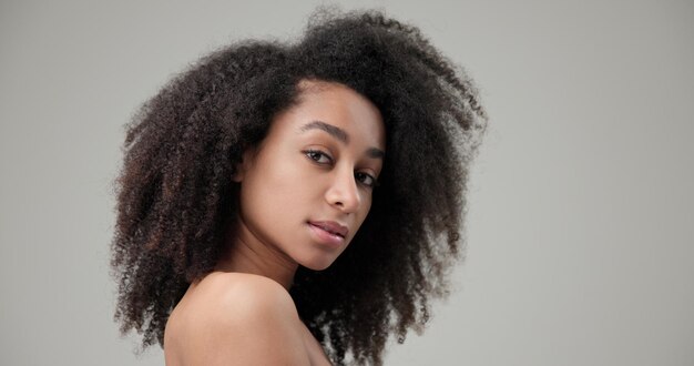 Photo beauty and healthcare concept beautiful african american woman with curly afro hairstyle hair and