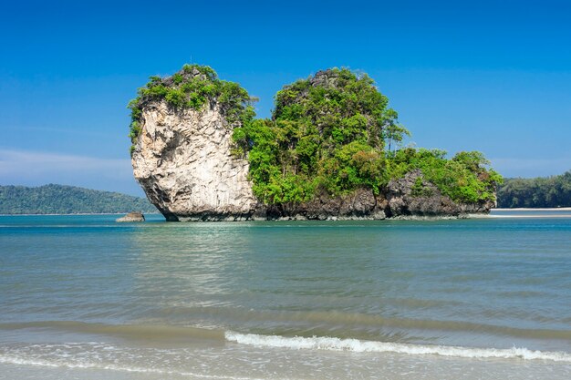 Photo beauty limestone rock in the sea