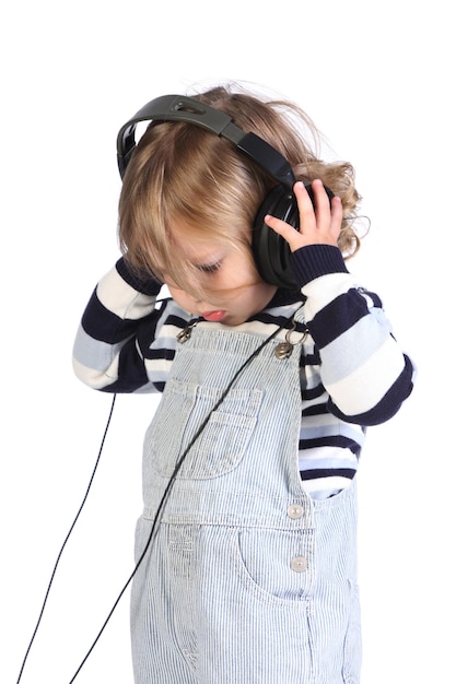 Красота маленькая девочка слушает музыку