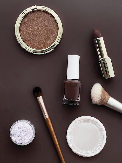 Trucco di bellezza e cosmetici flatlay design con prodotti cosmetici copyspace e strumenti per il trucco su sfondo marrone stile femminile e femminile