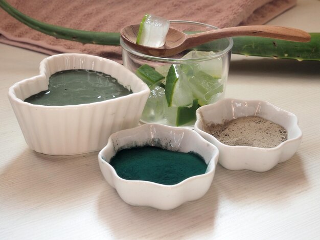 緑の粘土スピルリナとアロエベラから作られた美容マスク