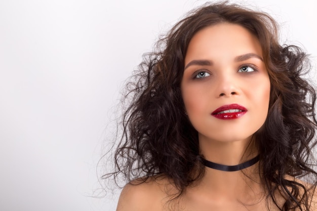 Foto modello di bellezza donna con lunghi capelli castani ondulati capelli sani e belle labbra rosse trucco professionale