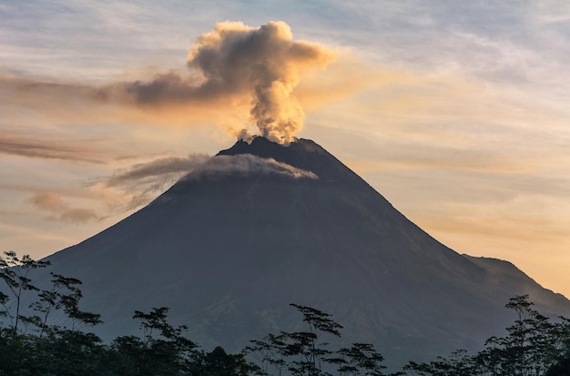 Photo the beauty of mount merapi in the morning