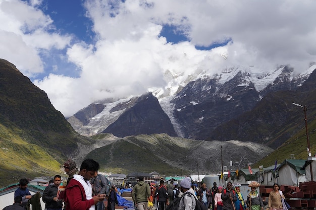 Photo beauty of mountain hills of uttrakhand with tourist 01 sep 2023 shri kedarnath temple dedicated to lord shiva rudraprayag district of uttarakhand india