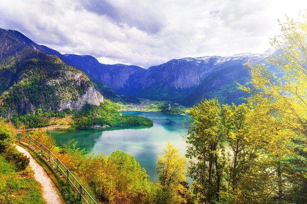 Photo beauty in nature, alpine lake in autumn colors. hallstatt, austria