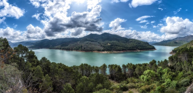 Foto la bellezza della natura che unisce cielo, acqua e vegetazione