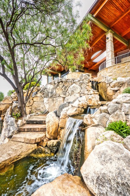 Photo the beauty of nature is seen in the waterfall cascading over rocks at san angelos visitor center sur